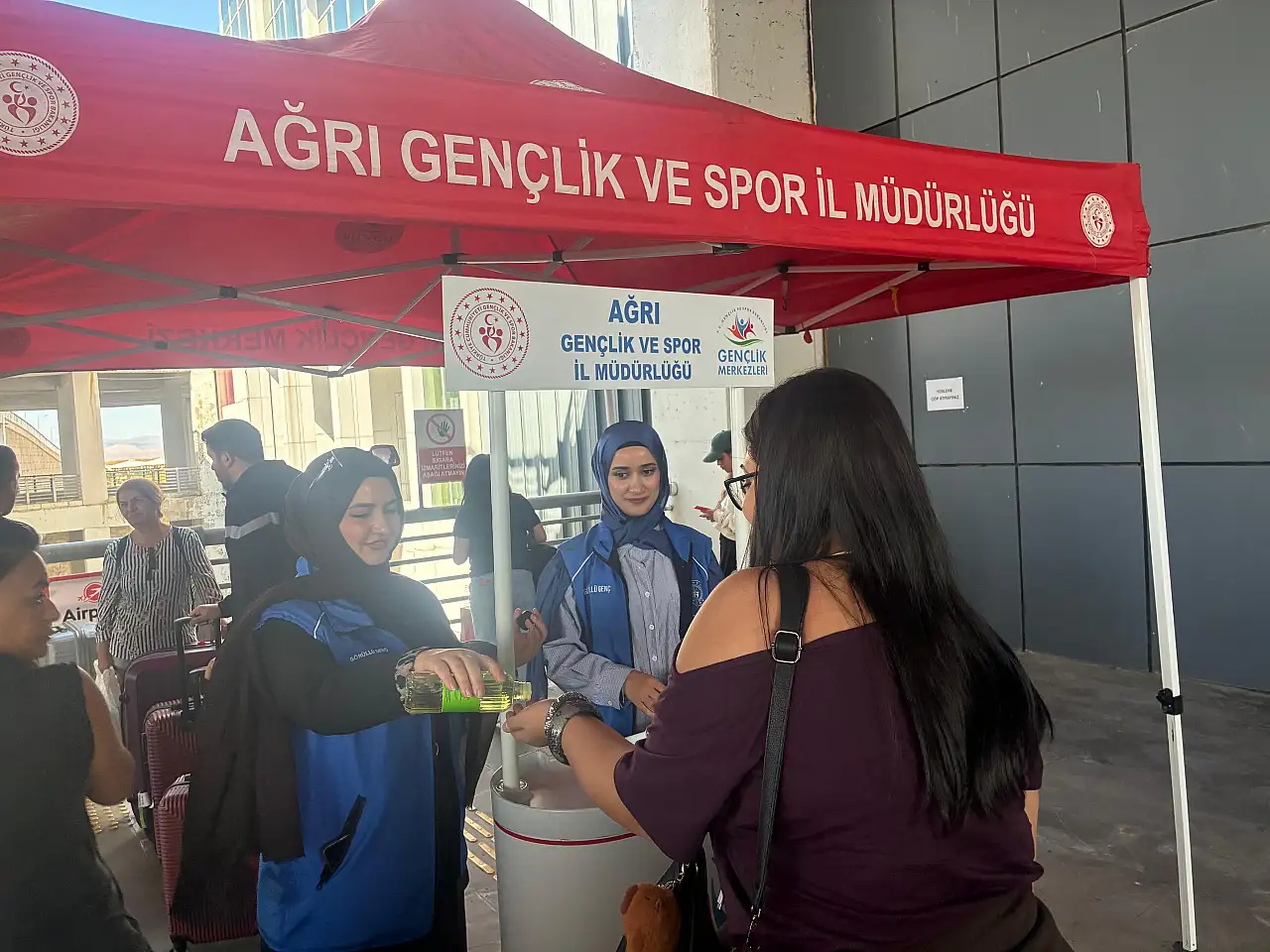 Ağrı'ya gelen üniversite öğrencileri terminal ve havalimanında karşılandı