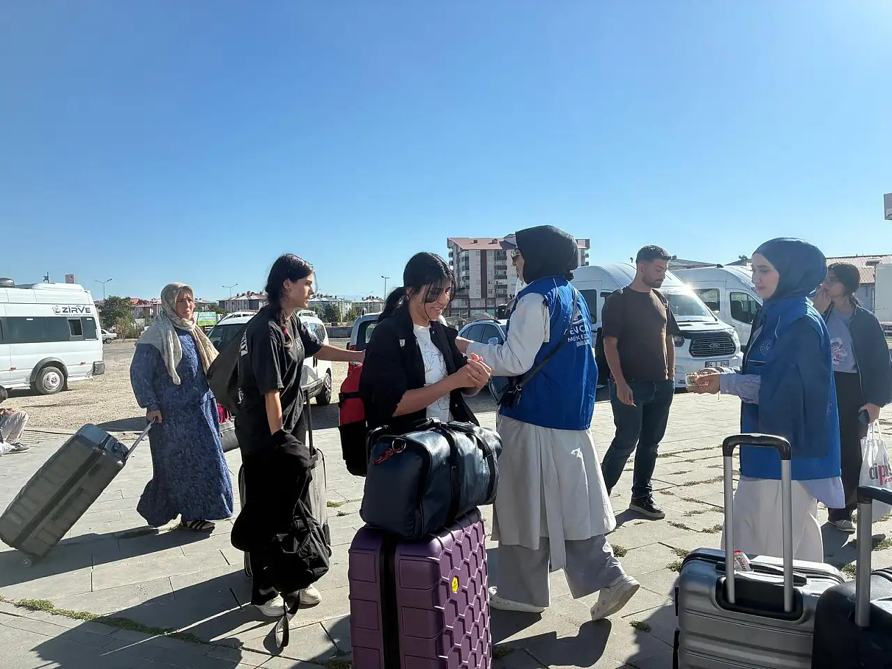 Ağrı'ya gelen üniversite öğrencileri terminal ve havalimanında karşılandı