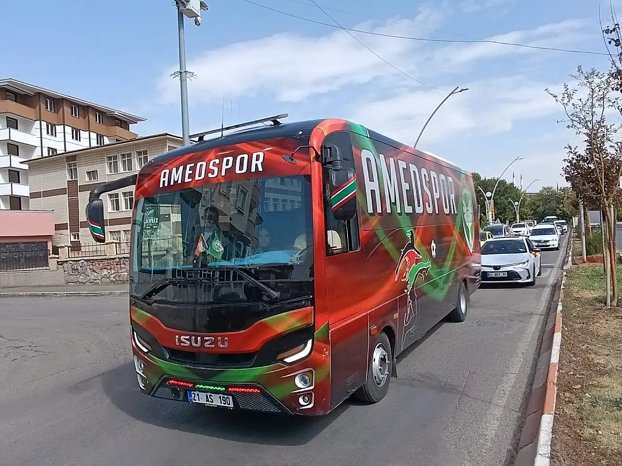 Amedspor takım otobüsüne Ağrı'da konvoylu karşılama