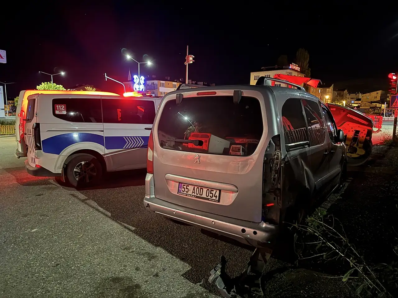 Erzurum'da motosiklet kırmızı ışıkta bekleyen araca çarptı