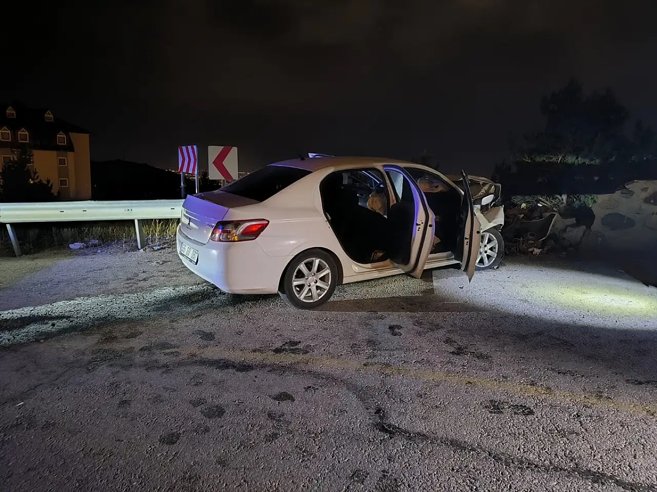 Erzurum'da otomobil duvara çarptı: 29 yaşındaki sürücü hayatını kaybetti