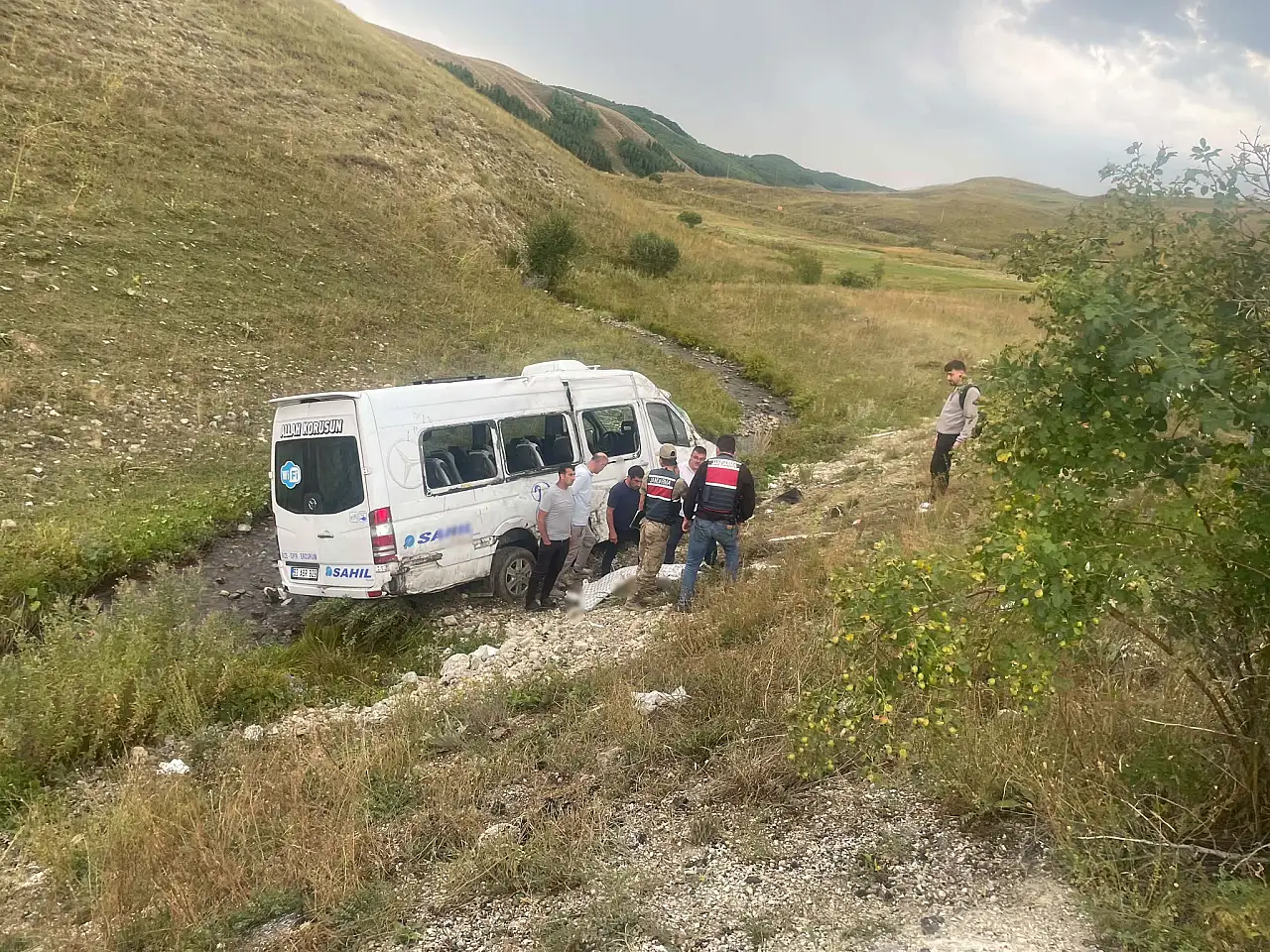 İspir'de yolcu minibüsü şarampole devrildi: 1'i ağır 3 yaralı