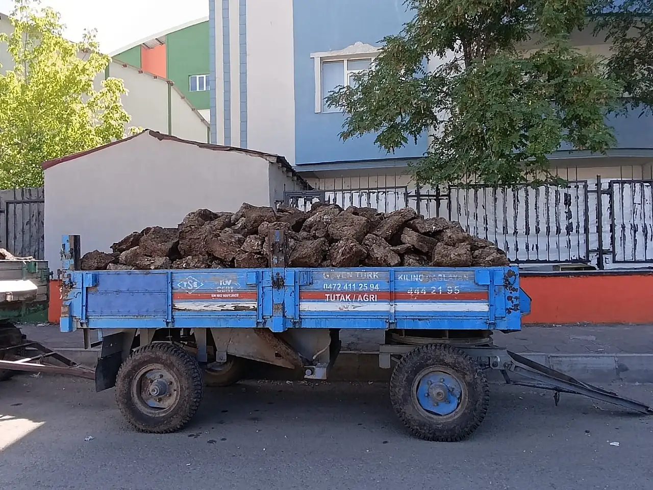 Ağrı'da kışlık tezekler satışa çıktı: Bir römorku 5 bin lira