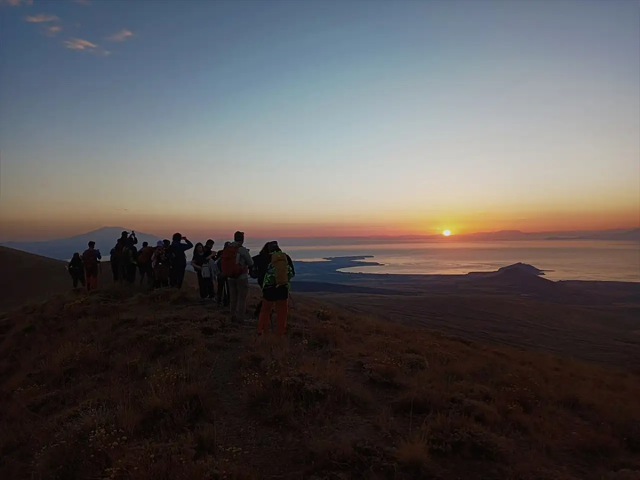 Nemrut Kalderası'nda doğa şöleni: Zirveye çıkıp eşsiz manzarayı keşfettiler