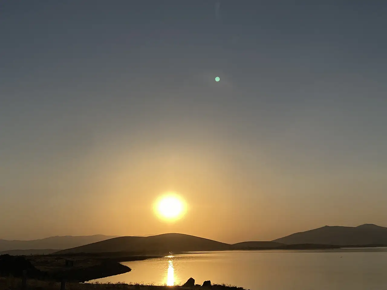 Patnos Barajı gün batımında renk cümbüşüne dönüştü