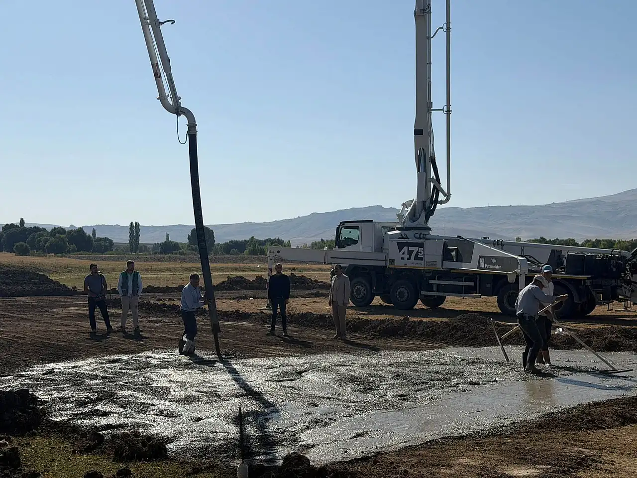 Taşlıçay kendi taşını ve betonunu üretecek: Üç tesis için ilk temel atıldı