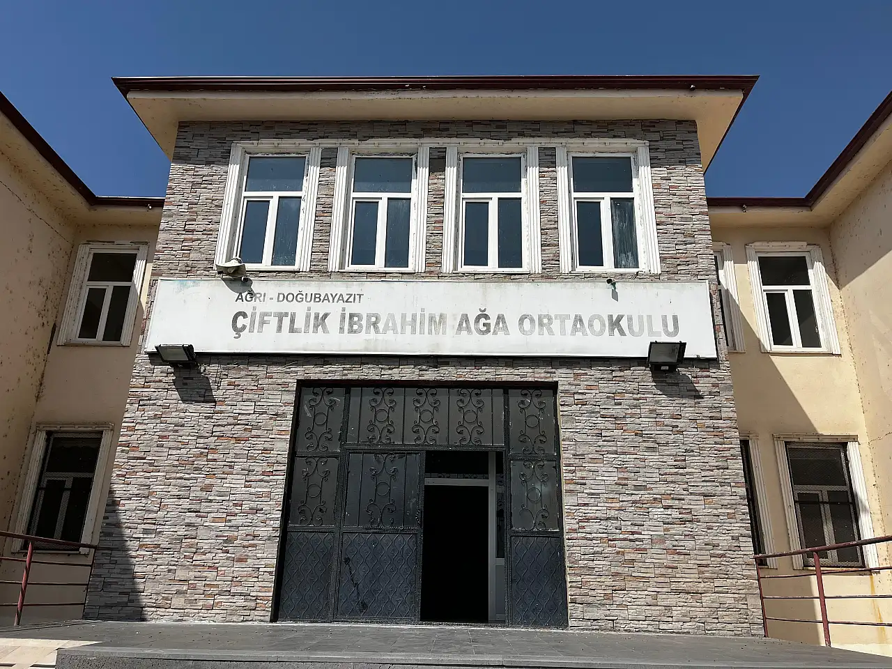Doğubayazıt'ta köy okulları yükümlüler tarafından yenilendi