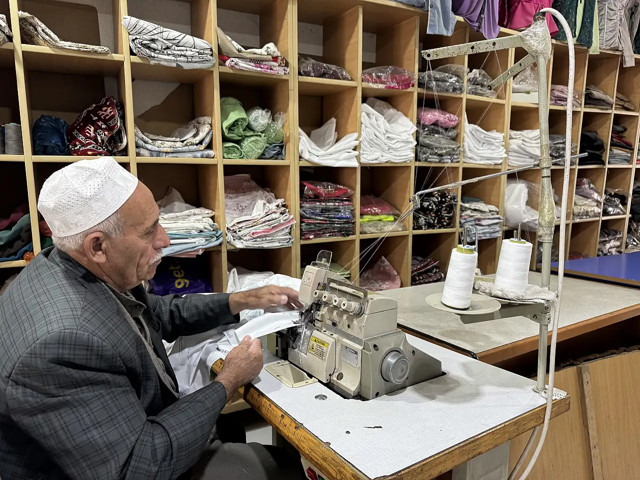 72 yaşında oğlundan devraldığı işin başına geçti