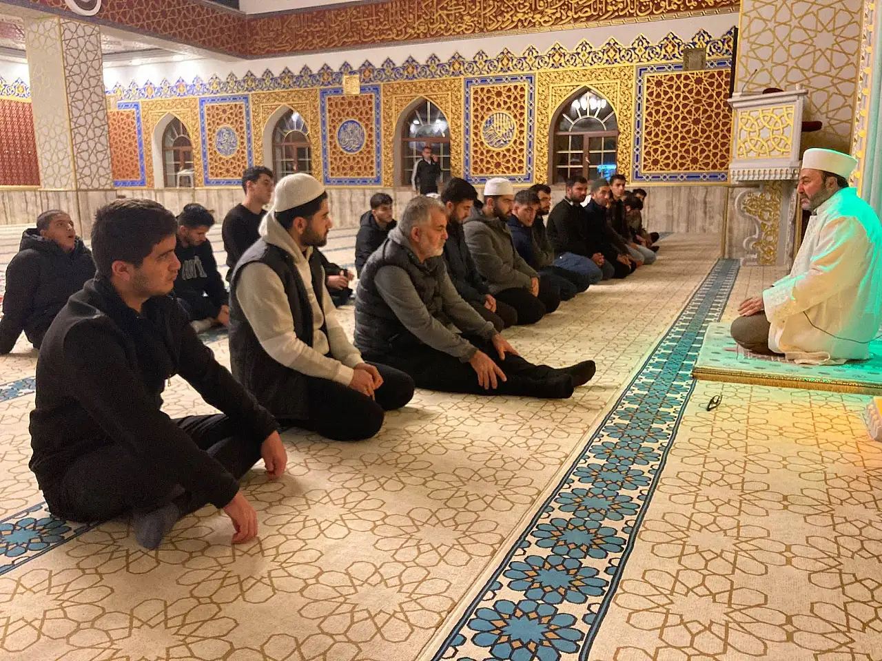 Ağrı'da gençler Hacı Halis Ünsal Camii'nde sabah namazında buluştu