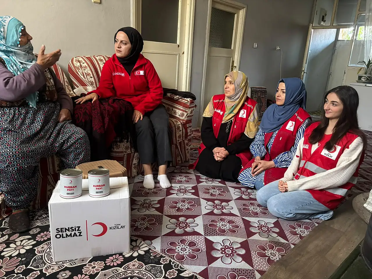Ağrı'da Kızılay gönüllüleri köy köy gezip iyilik dağıttı