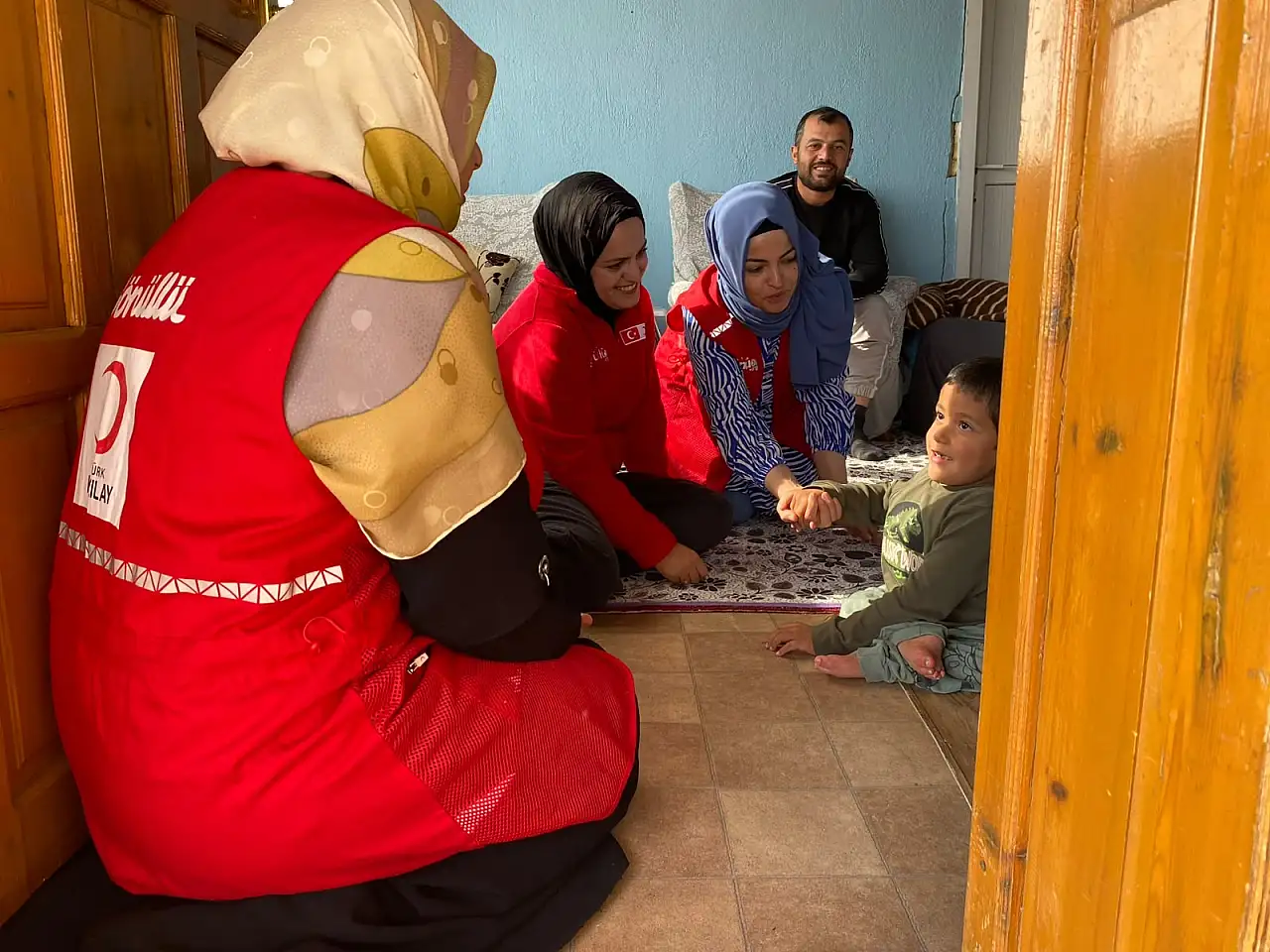 Ağrı'da Kızılay gönüllüleri köy köy gezip iyilik dağıttı