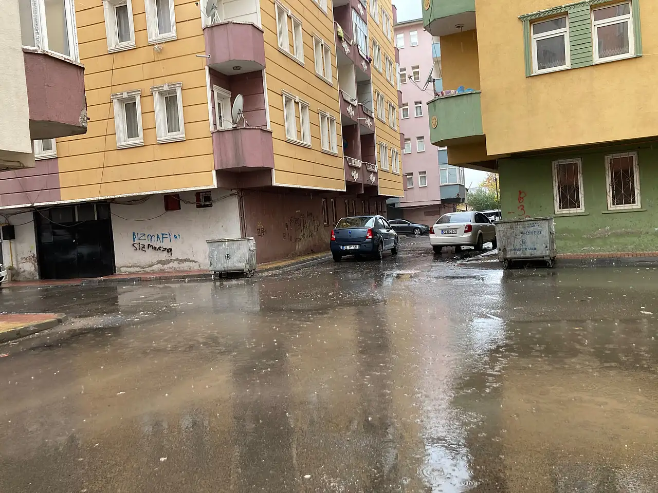 Ağrı'da sağanak yağış yolları gölete çevirdi