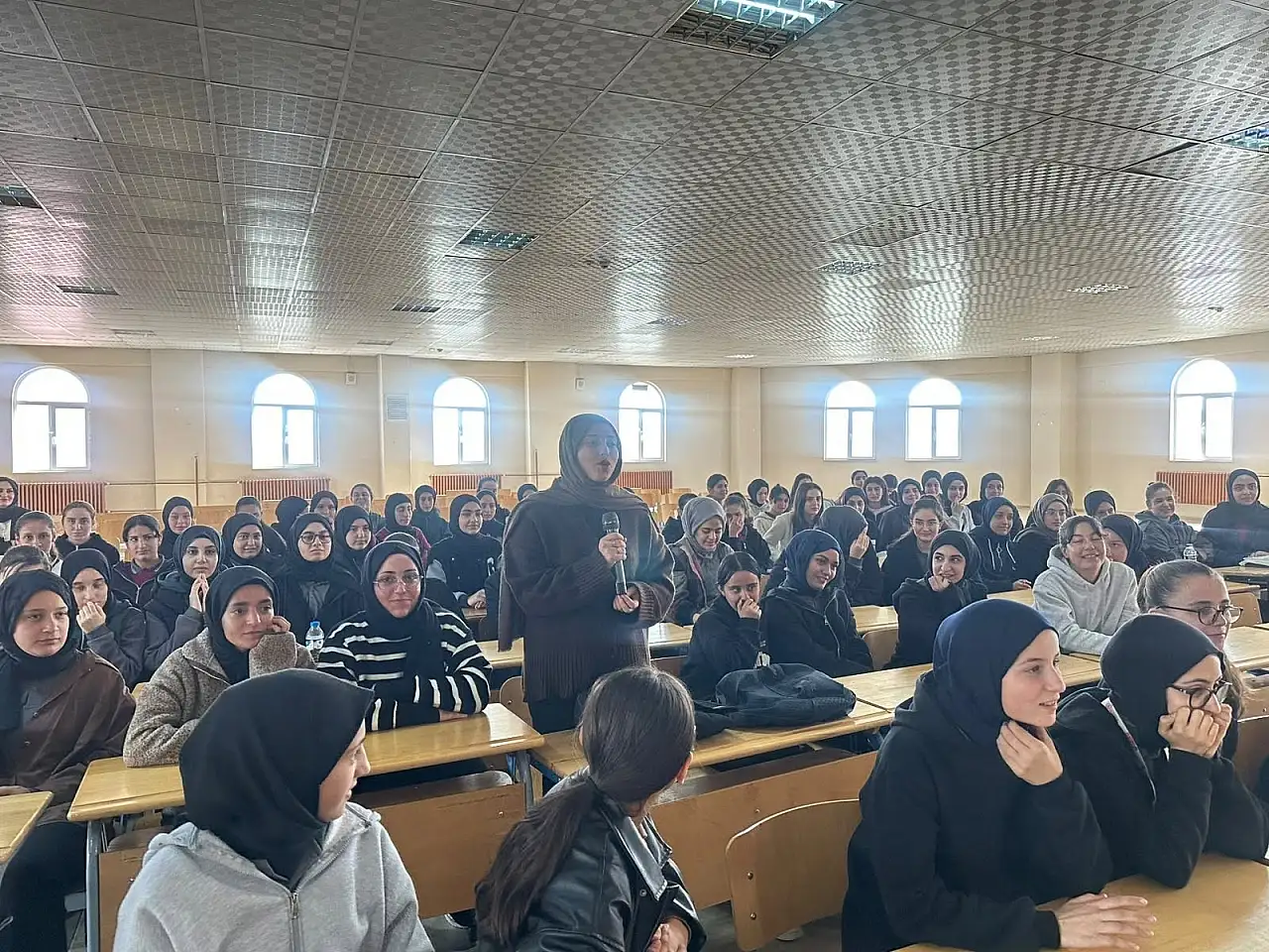 Patnos'ta kız öğrenciler meslek sahibi kadınlarla buluştu