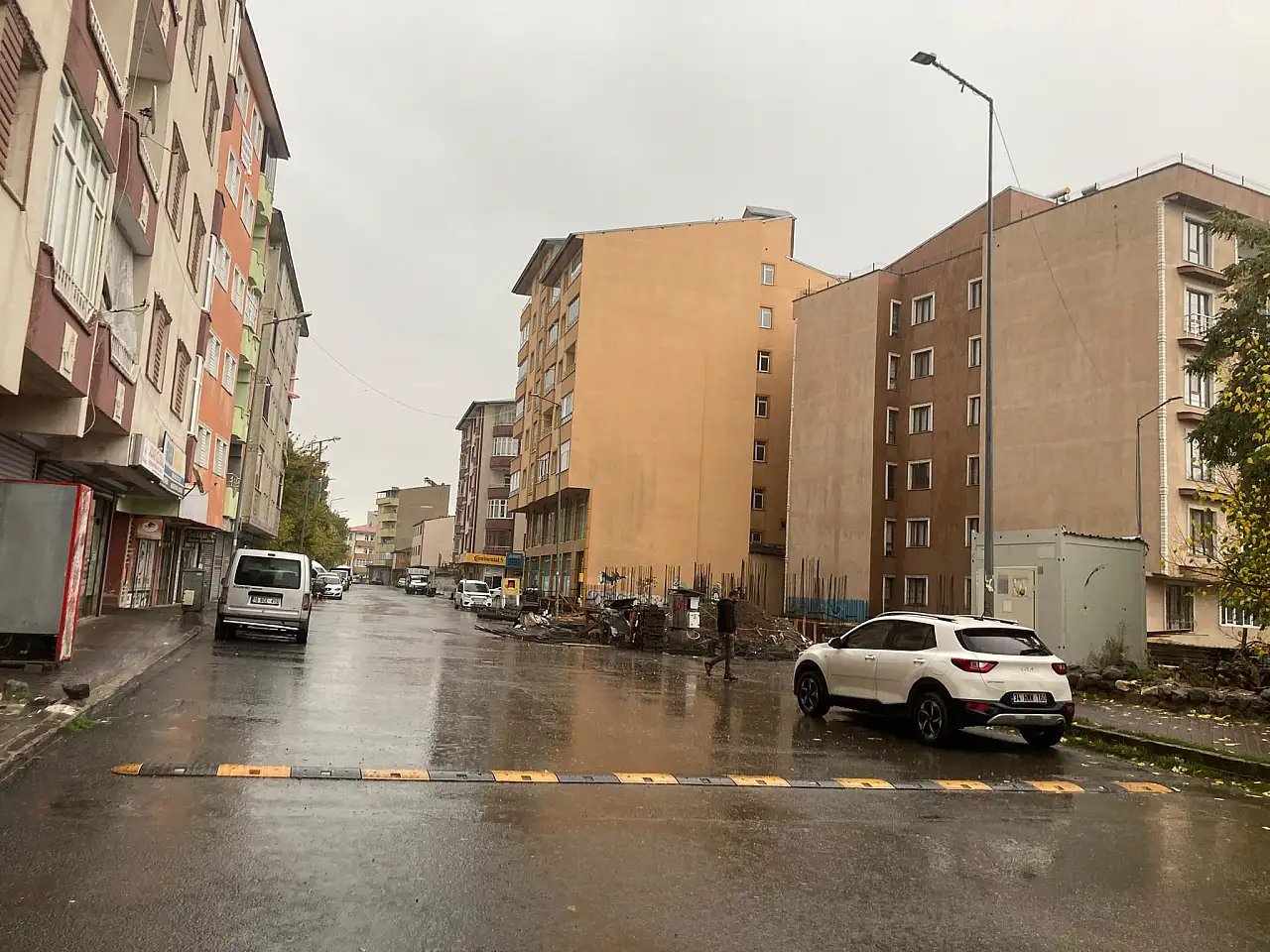 Ağrı'da güneşli hava yerini sağanağa bıraktı!