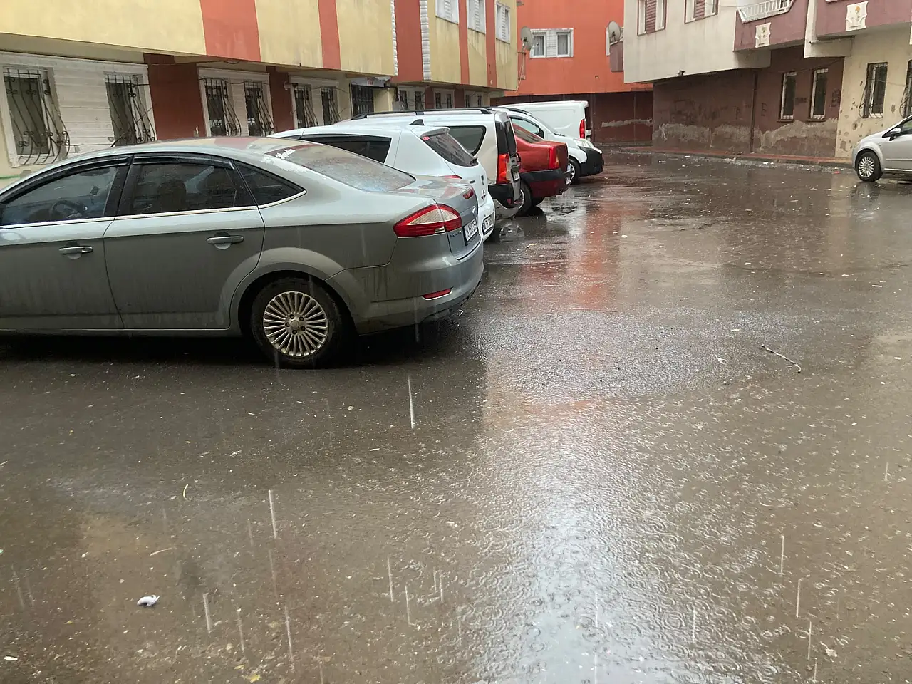 Ağrı'da güneşli hava yerini sağanağa bıraktı!