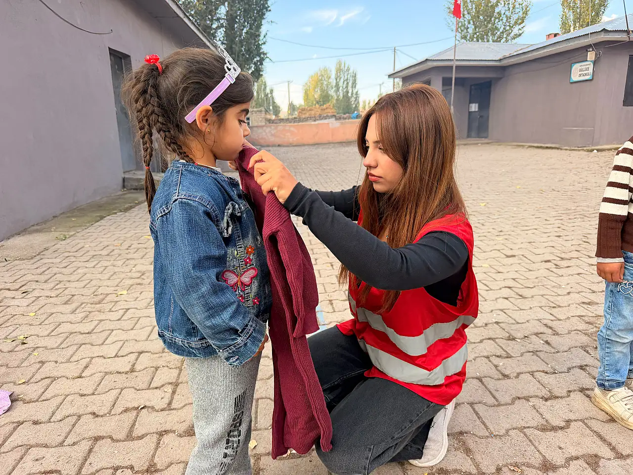 Doğubayazıt Kızılay, Güllüce köyünde kışlık kıyafet dağıttı