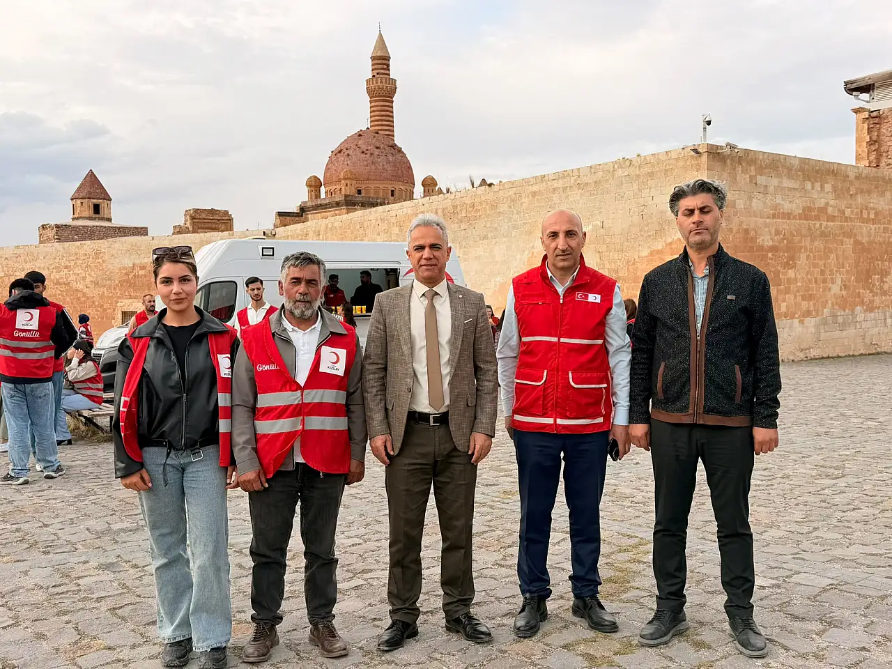 Doğubayazıt'ta gençler tarihi mekânların çevresini temizledi