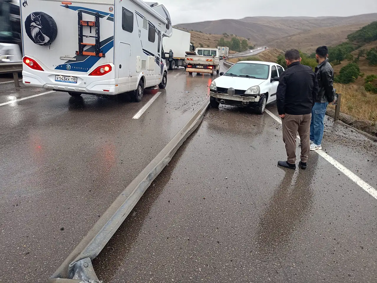 Erzurum'da 4 araç birbirine girdi: Yol trafiğe kapandı