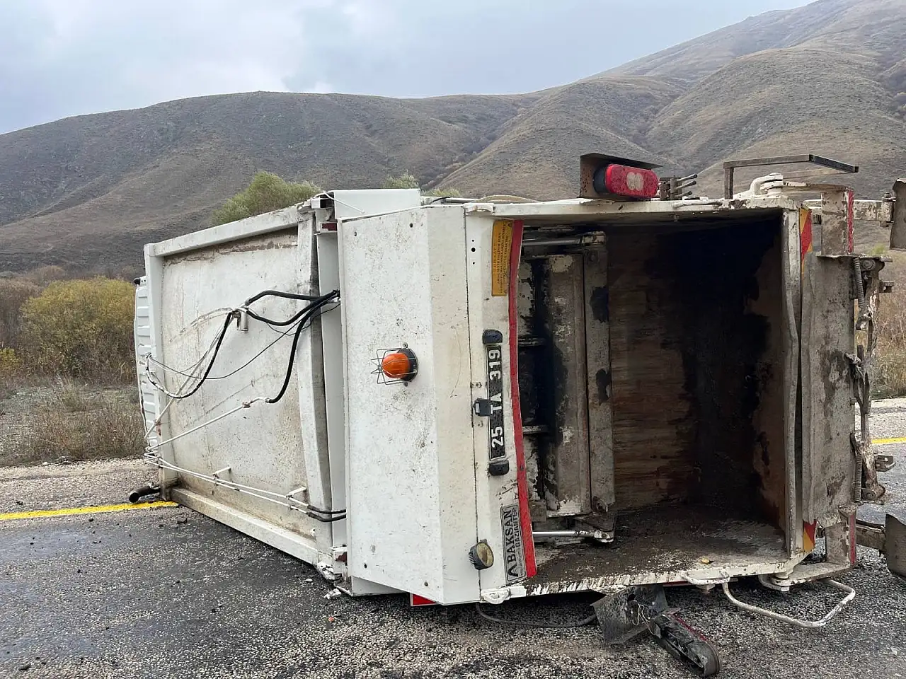 Erzurum'da belediyenin çöp kamyoneti kaza yaptı, sürücü yaralandı