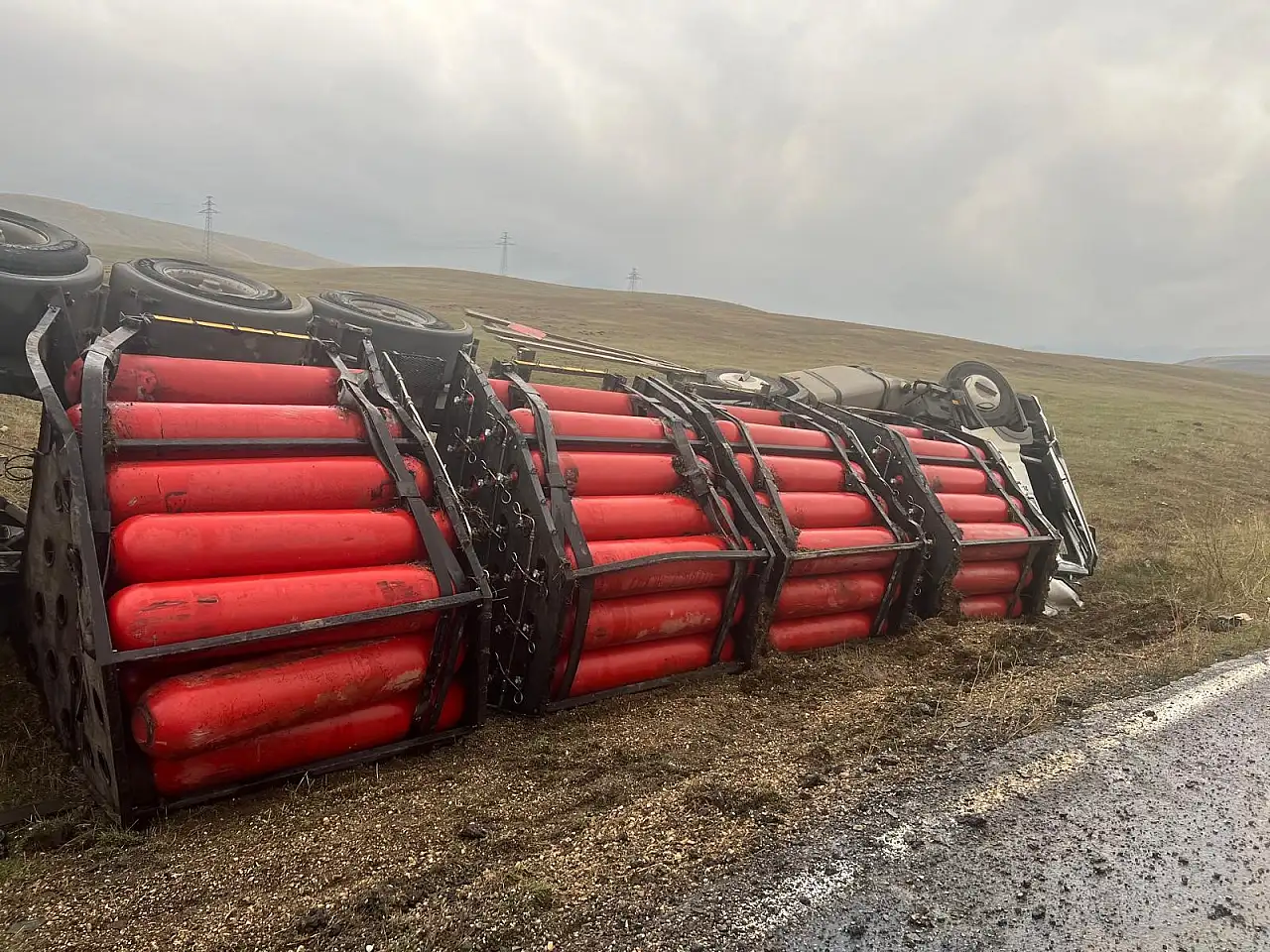 Erzurum'da gaz tankeri takla attı, sürücüyü belediye işçisi kurtardı