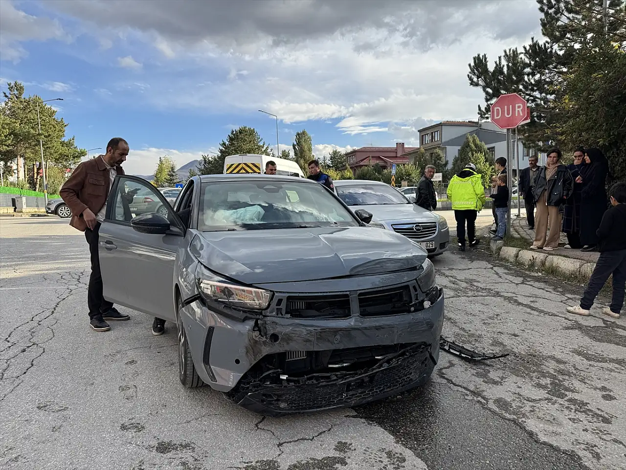 Erzurum'da otomobil ile panelvan çarpıştı: 5 yaralı