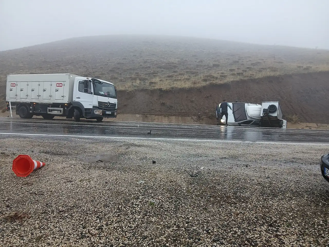 Erzurum'da sisli yolda iki araç çarpıştı, 1'i ağır 2 yaralı