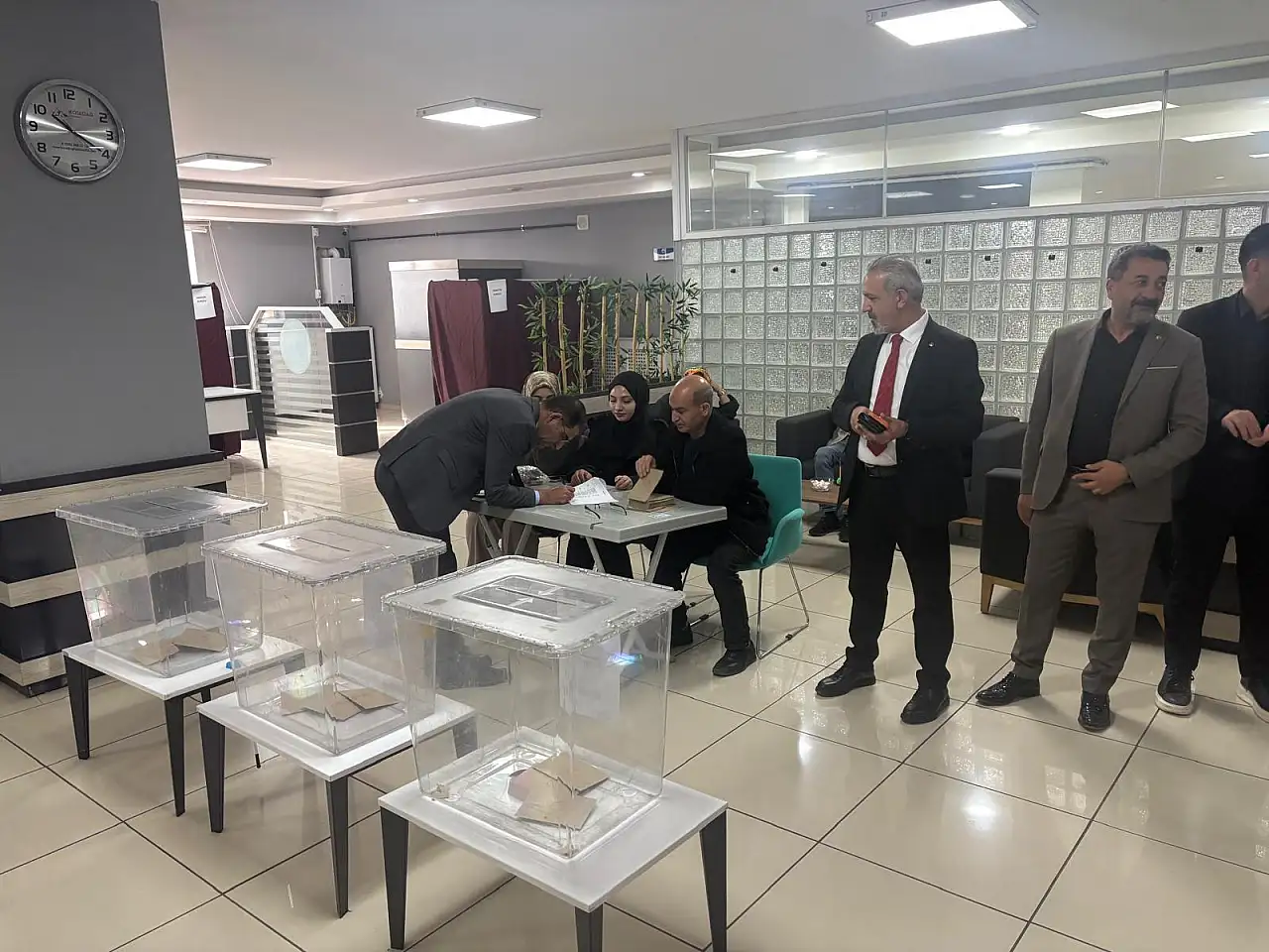 Ağrı Ticaret ve Sanayi Odası'nda başkanlık seçimi başladı! İlk oyu Mehmet Erat kullandı