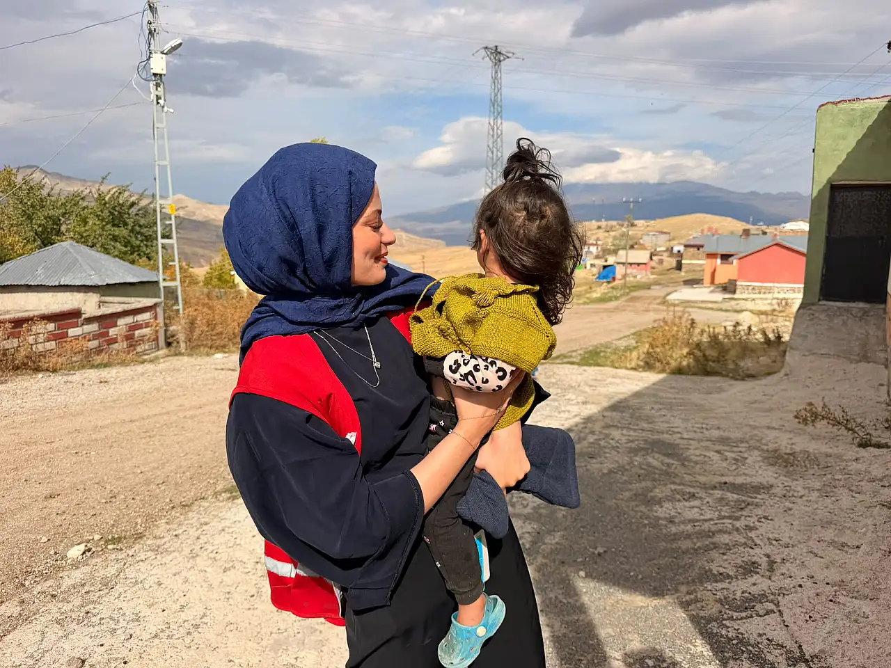 Kızılay, Üzengili Köyü'nde kış öncesi yüzleri güldürdü