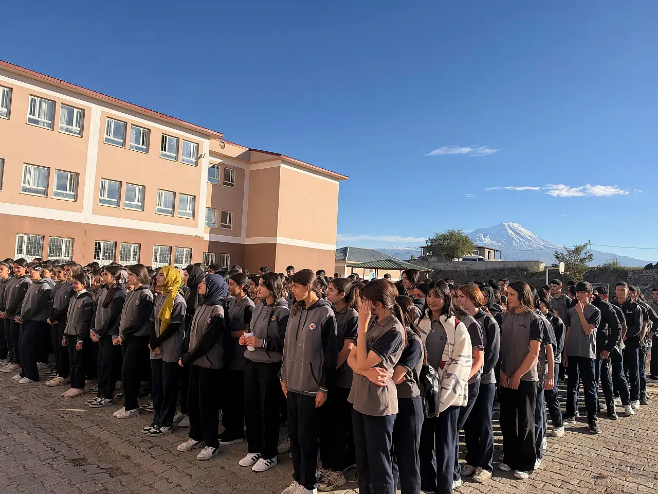 Müdür Kartal haftanın ilk ders gününde öğrencilerle buluştu
