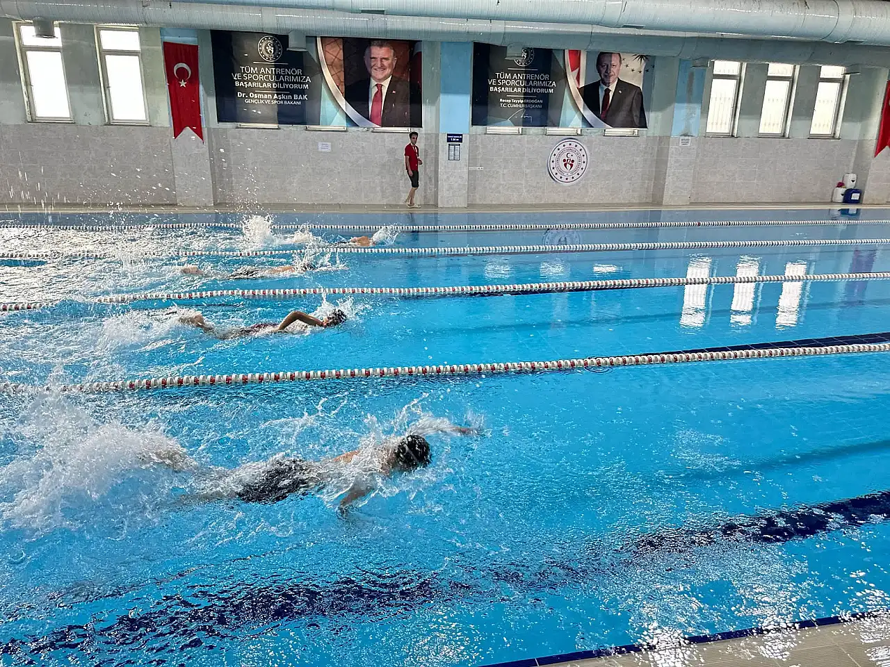 Patnos'ta genç yüzücüler havuzda mücadele etti