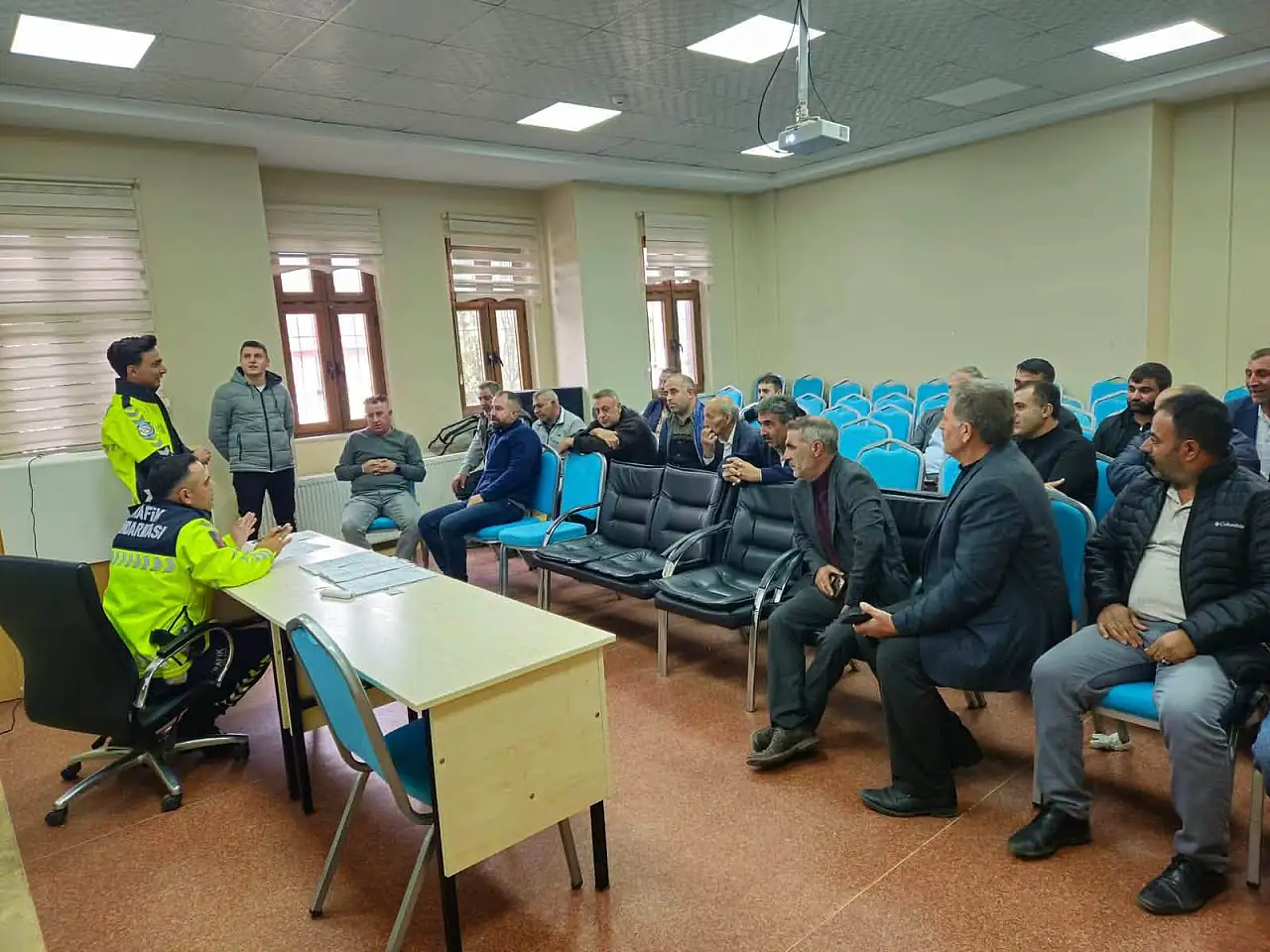 Taşlıçay'da okul servisleri denetlendi, şoförlere eğitim verildi