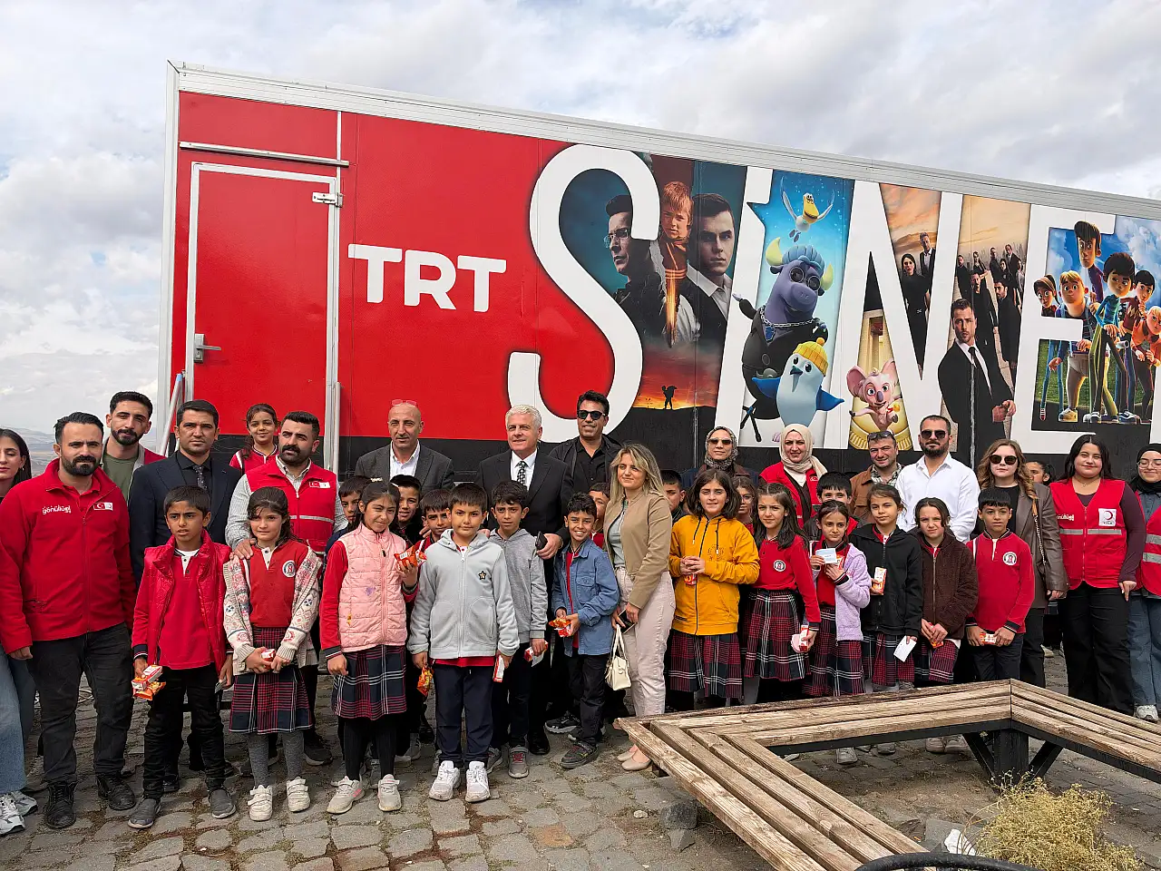 TRT Sinema Tırı İshak Paşa Sarayı'nda çocuklarla buluştu
