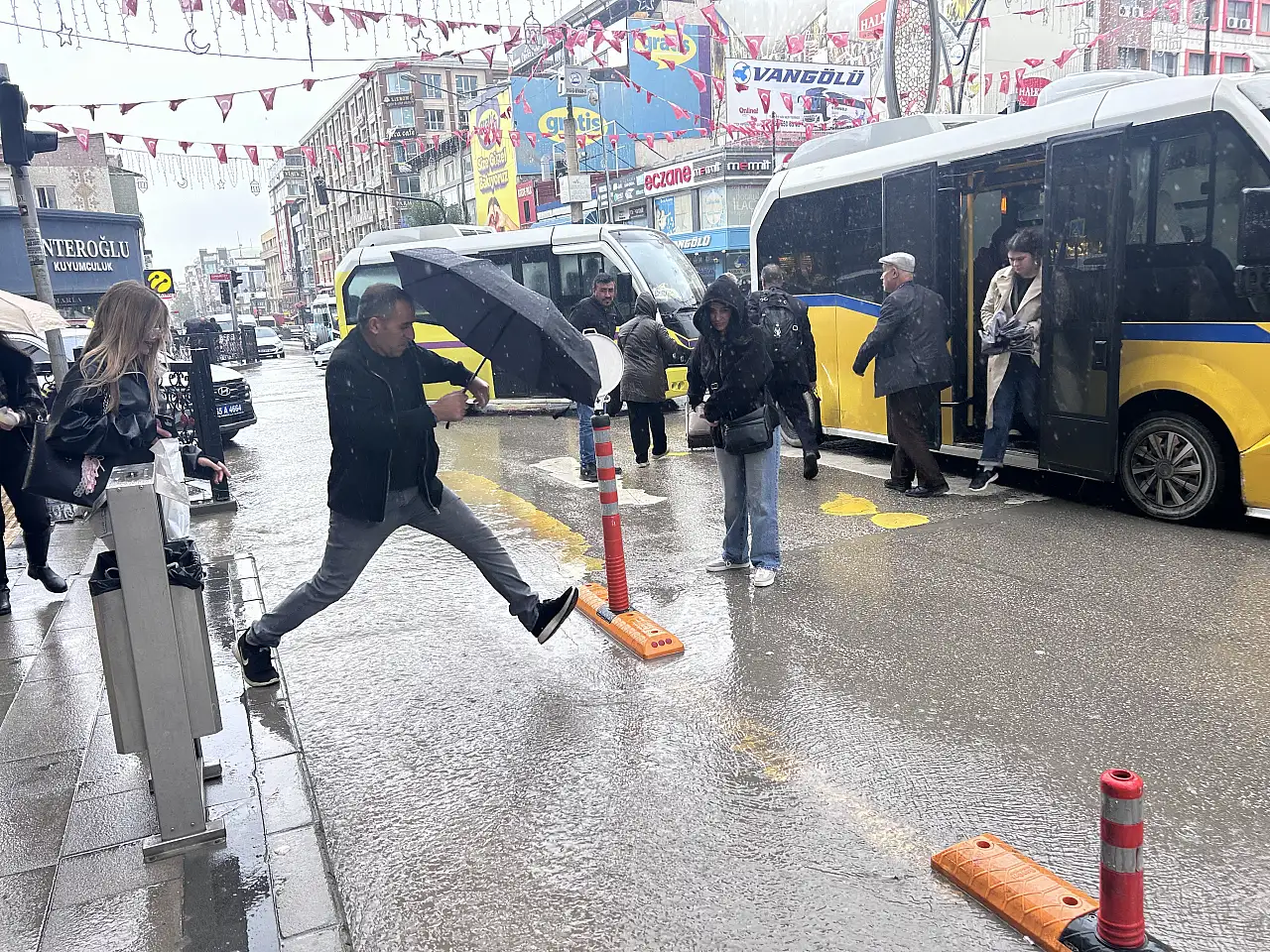 Van'da sağanak aniden bastırdı, cadde ve sokaklar suyla kaplandı