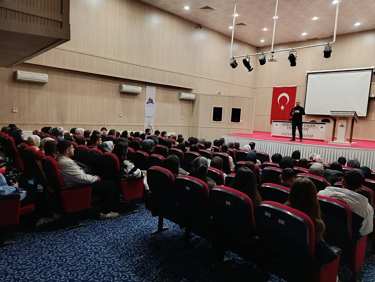 Ağrı'da üniversite öğrencilerine afet farkındalık eğitimleri verildi