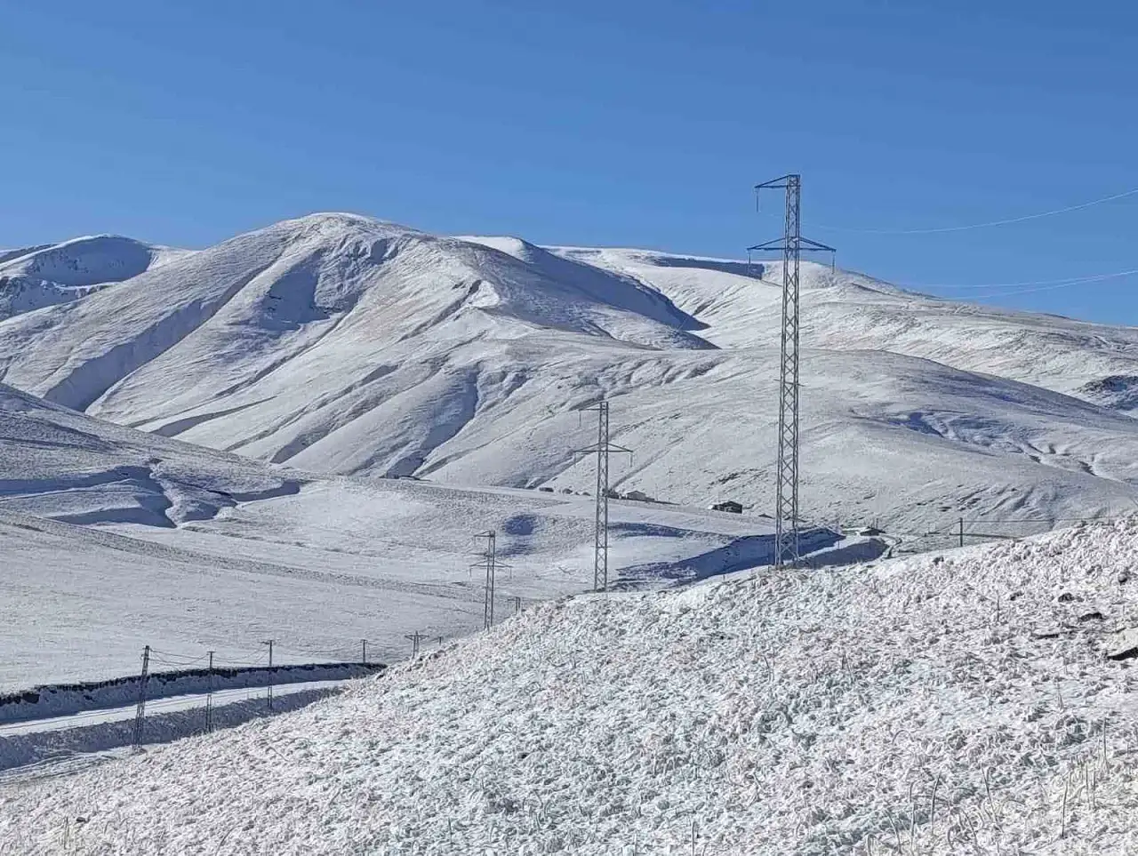 Gündoğdu köyü karla örtüldü