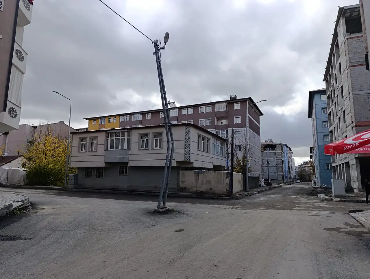 Ağrı'da yol ortasında kalan elektrik direği korkutuyor