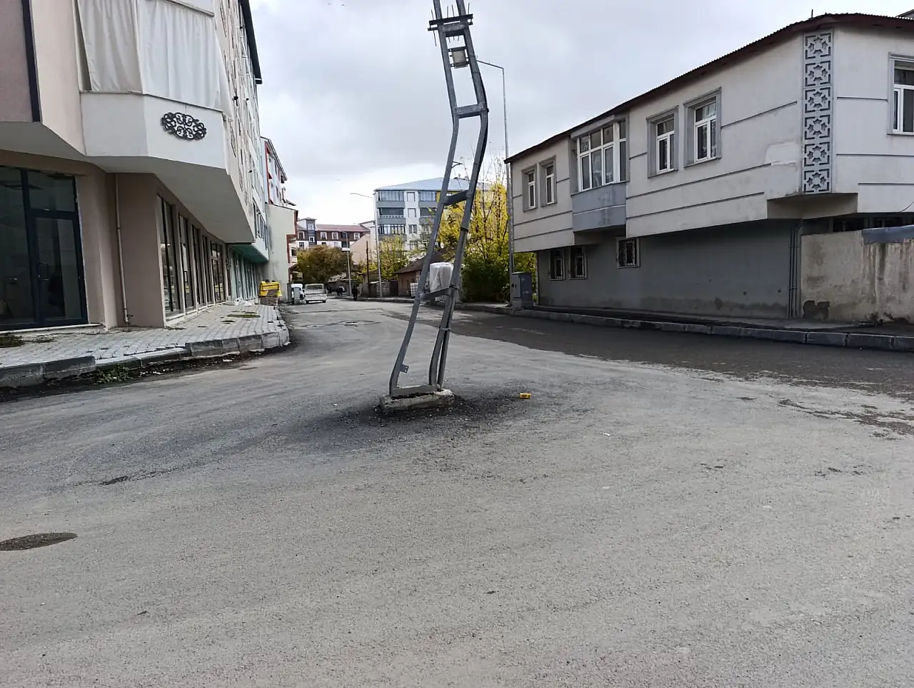 Ağrı'da yol ortasında kalan elektrik direği korkutuyor