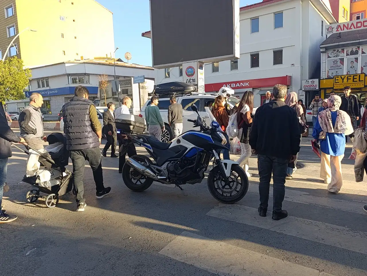 Ağrı'da trafik yoğunluğu artarken, trafik polisleri güvenliği sağlıyor