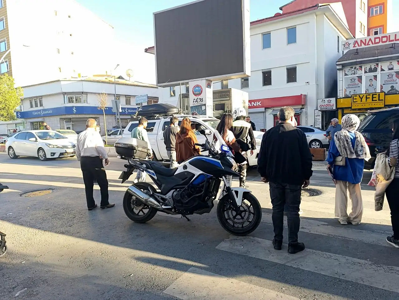 Ağrı'da trafik yoğunluğu artarken, trafik polisleri güvenliği sağlıyor