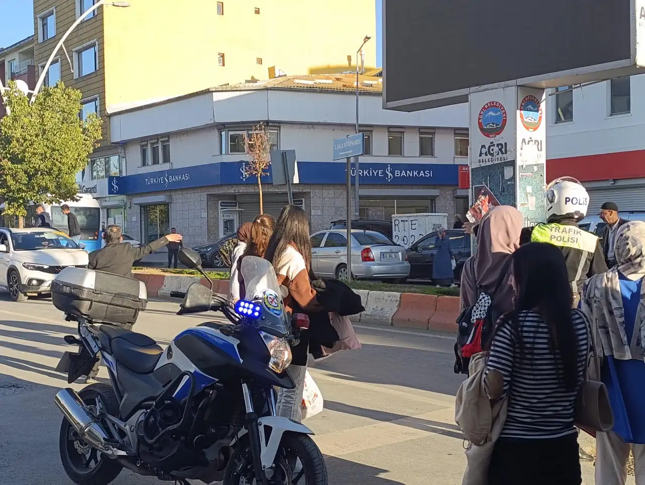 Ağrı'da trafik yoğunluğu artarken, trafik polisleri güvenliği sağlıyor