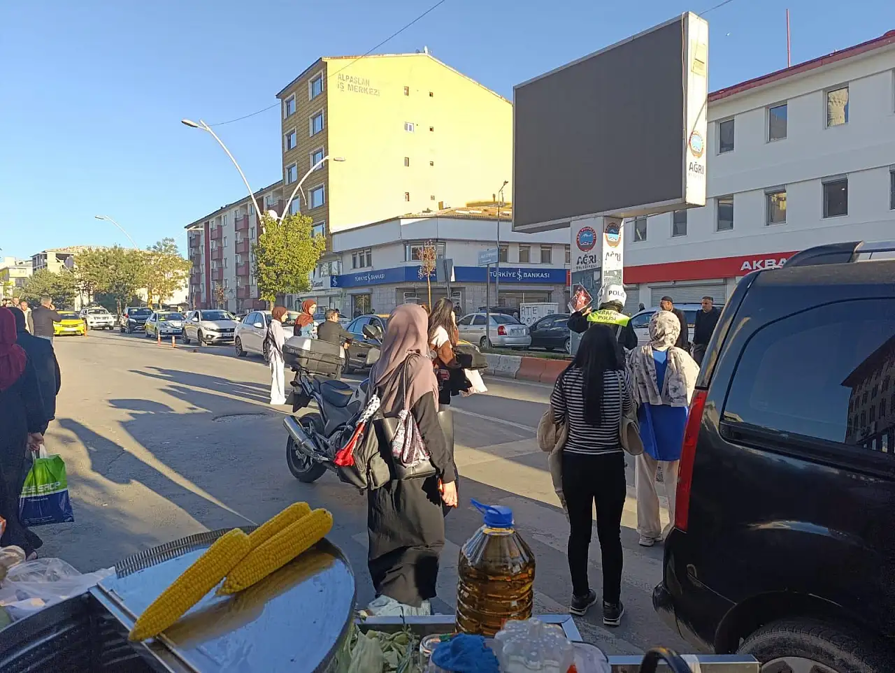Ağrı'da trafik yoğunluğu artarken, trafik polisleri güvenliği sağlıyor