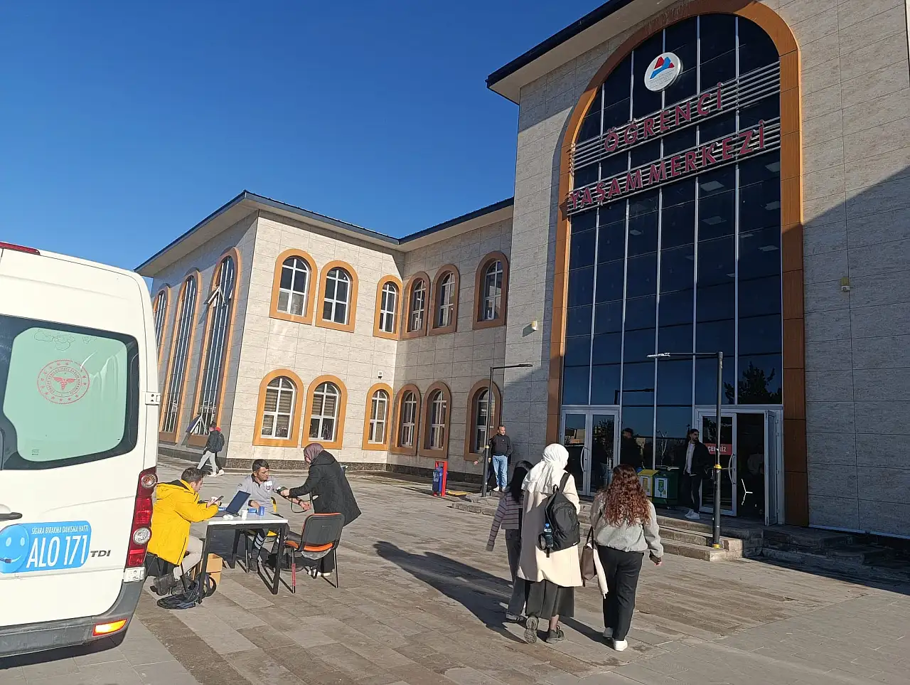 Ağrı'da mobil poliklinik üniversite kampüsünde öğrencilerle buluştu