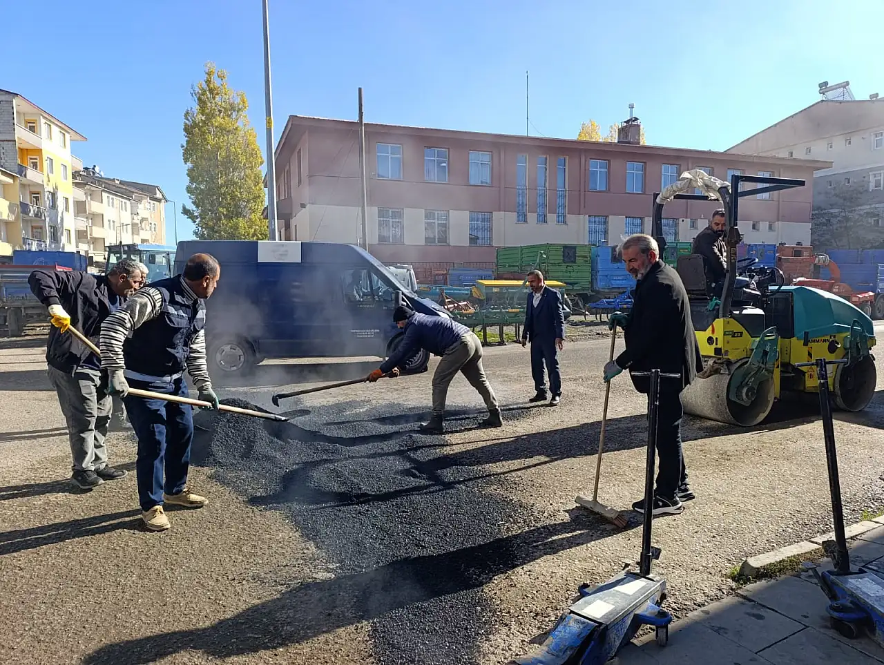 Cumhuriyet Mahallesi'nde çukurlar onarılıyor