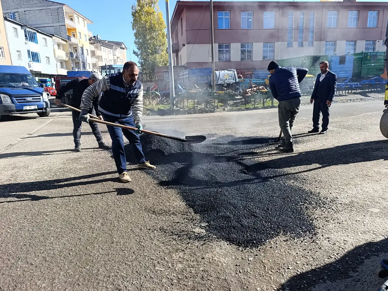 Cumhuriyet Mahallesi'nde çukurlar onarılıyor