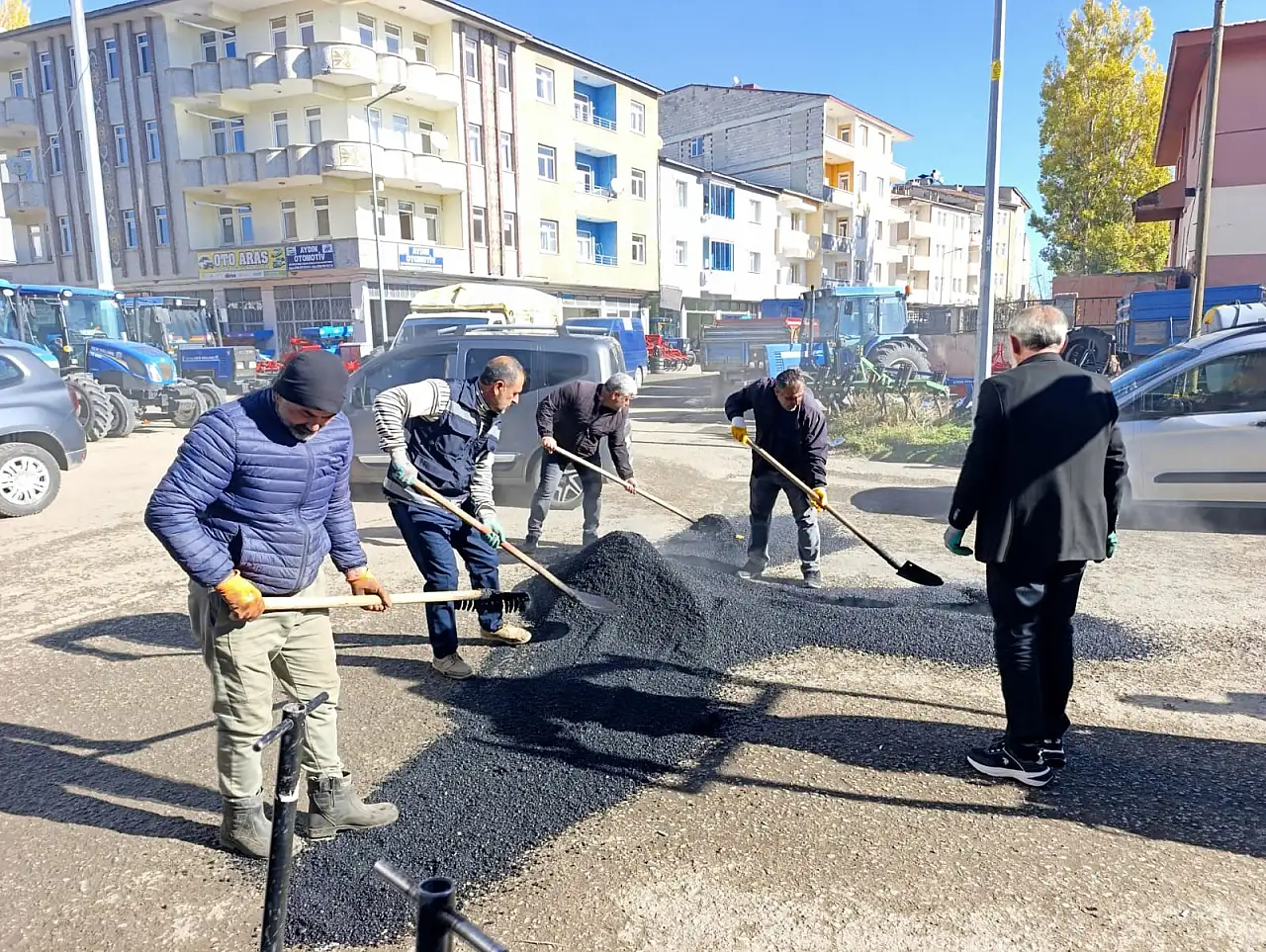 Cumhuriyet Mahallesi'nde çukurlar onarılıyor