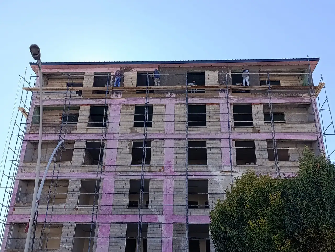 Ağrı'da inşaat sezonunun son günlerinde sıvacılar yoğun mesai yapıyor