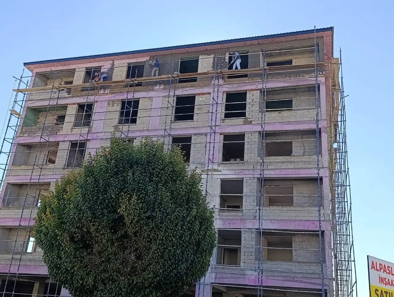 Ağrı'da inşaat sezonunun son günlerinde sıvacılar yoğun mesai yapıyor