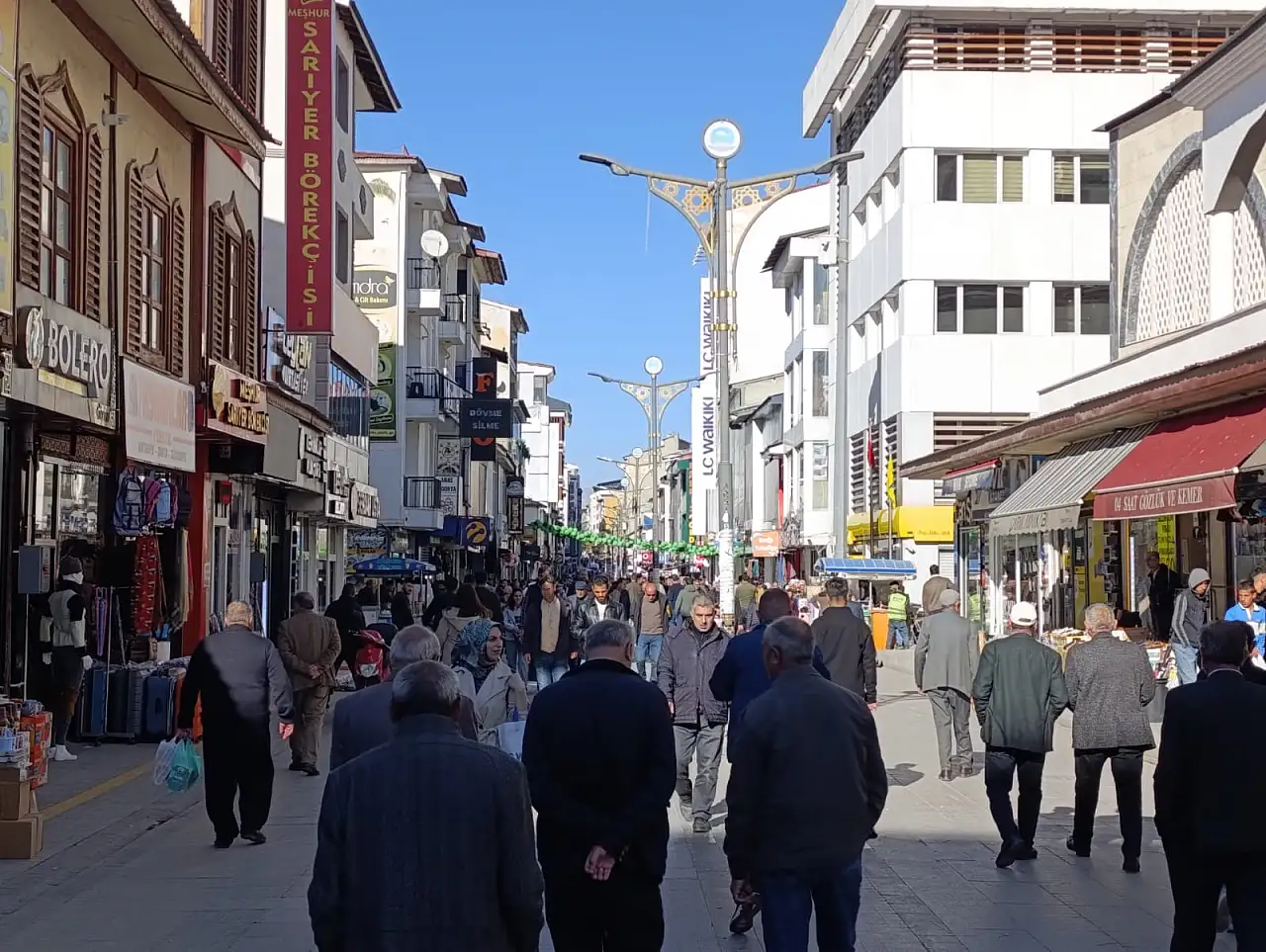 Kestane sıcakları Cumhuriyet Caddesi'ni hareketlendirdi