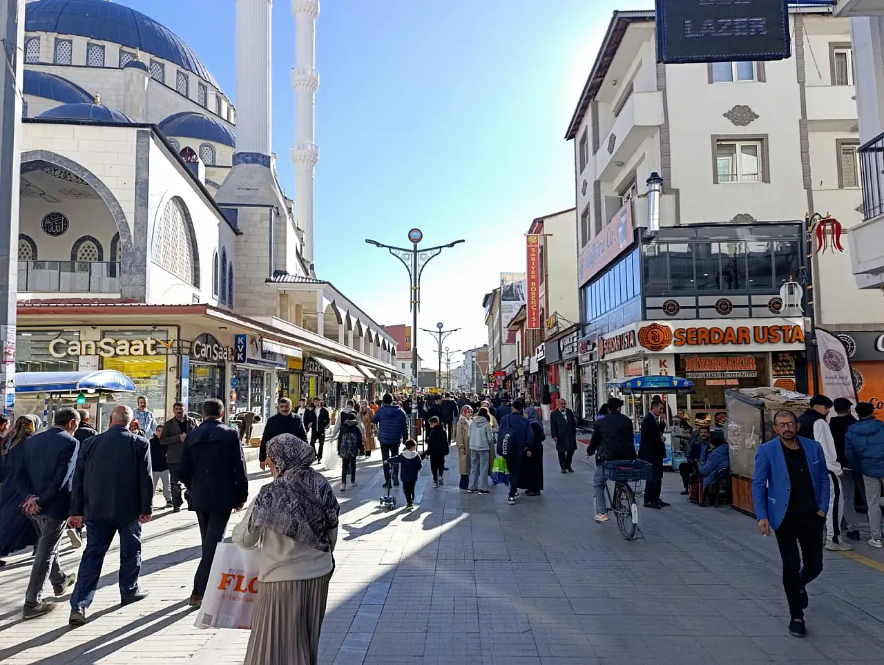 Kestane sıcakları Cumhuriyet Caddesi'ni hareketlendirdi