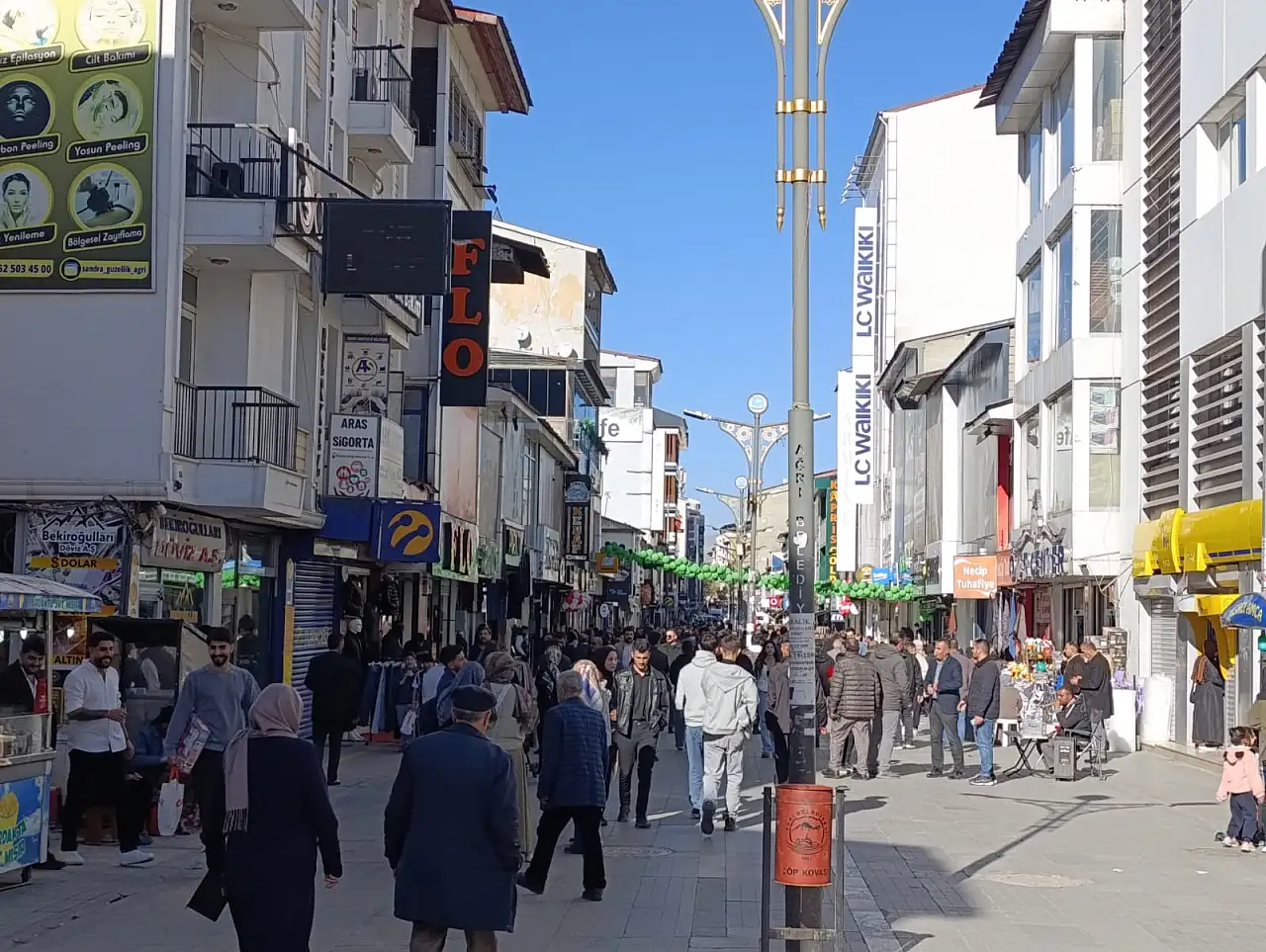 Kestane sıcakları Cumhuriyet Caddesi'ni hareketlendirdi